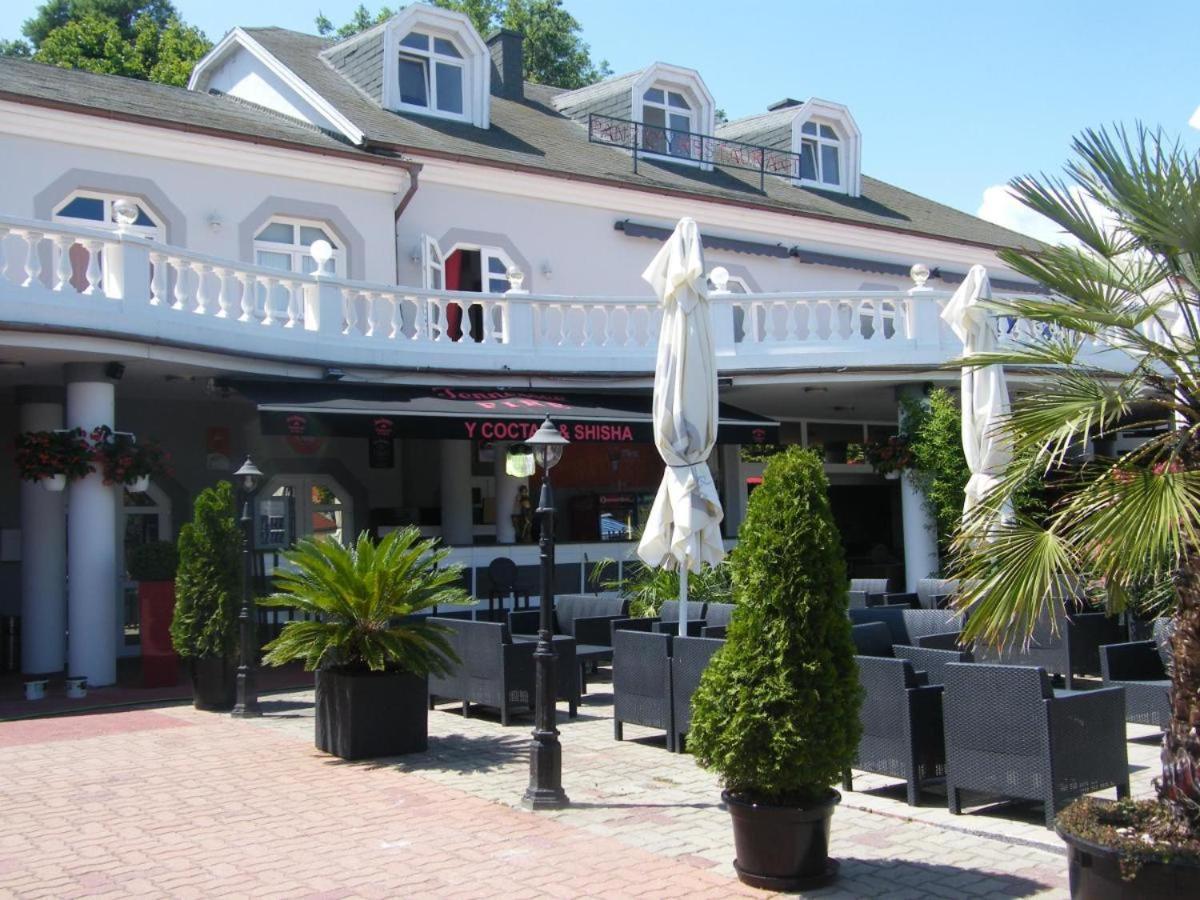 Y Hostel Balatonlelle Exteriör bild